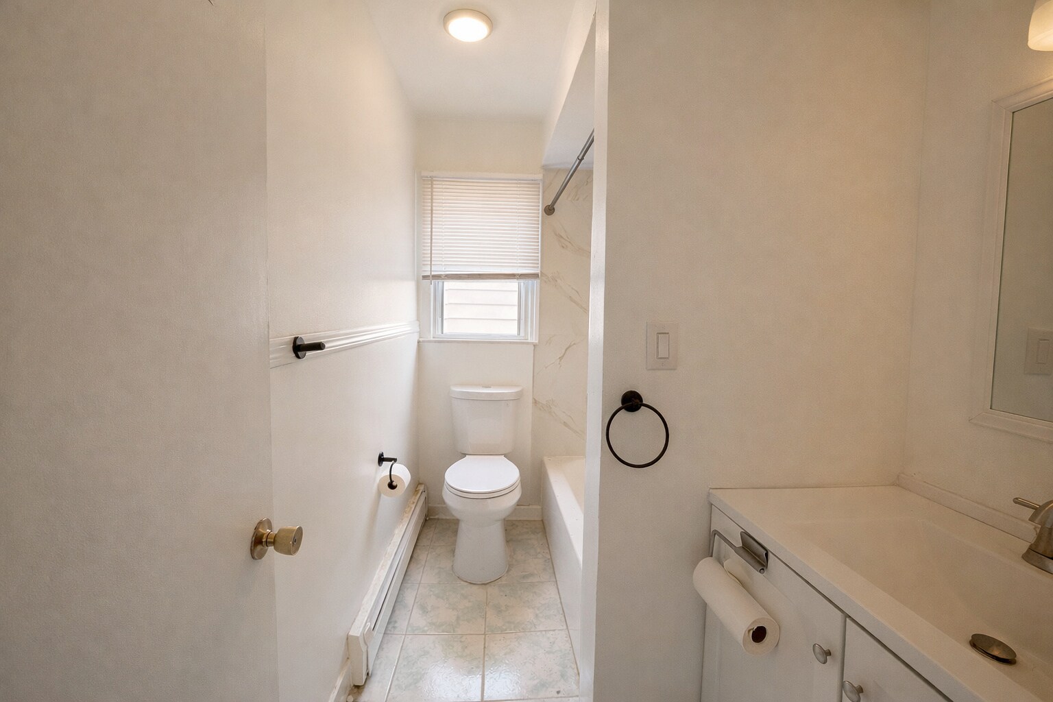 Bathroom w/Tub - 626 Middlesex St
