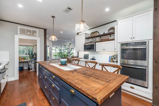 Building Photo - Berkeley Tudor For Lease!