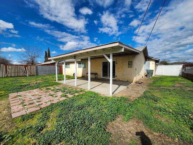 Building Photo - Charming 3-Bedroom Home in SW Visalia!