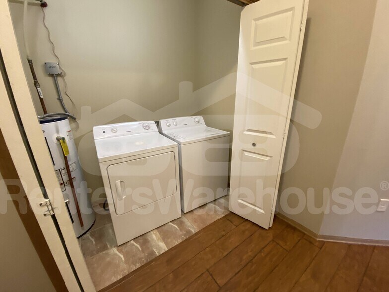 Building Photo - 2000 Meadow Ct