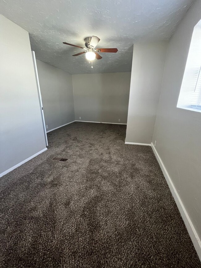 Building Photo - 1 bedroom 1 bath in Romney AVAILABLE FOR L...