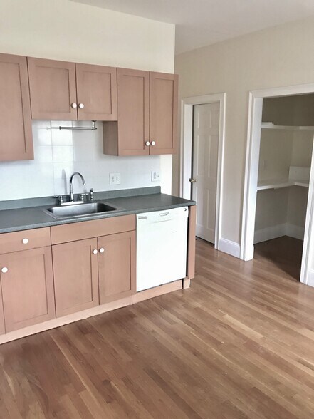 Building Photo - 14 Schiller St