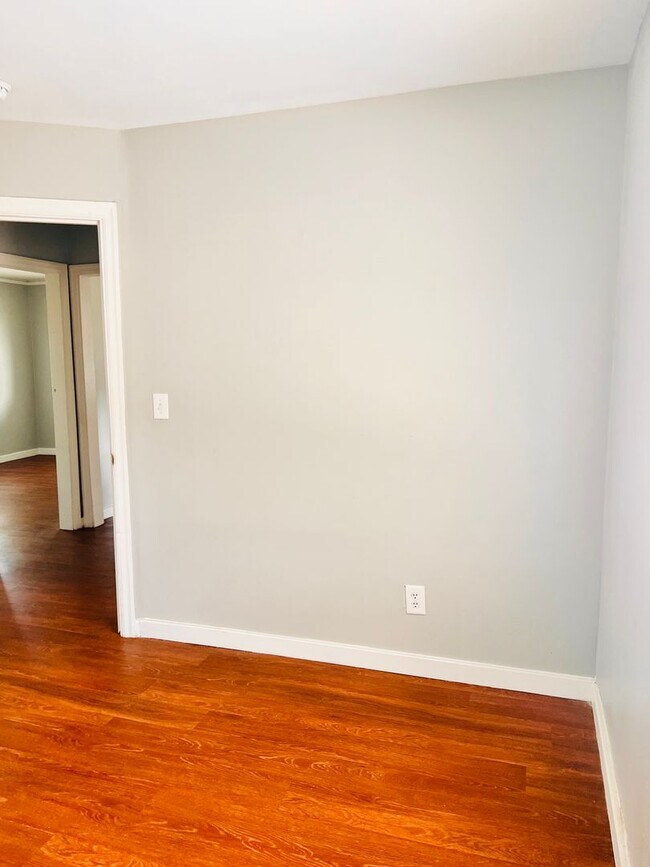 Building Photo - 2 Bedroom, 1 Bath in West Columbia
