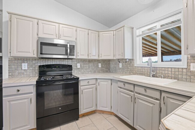 Building Photo - 5 Bed 3 Bath Home in Rigby