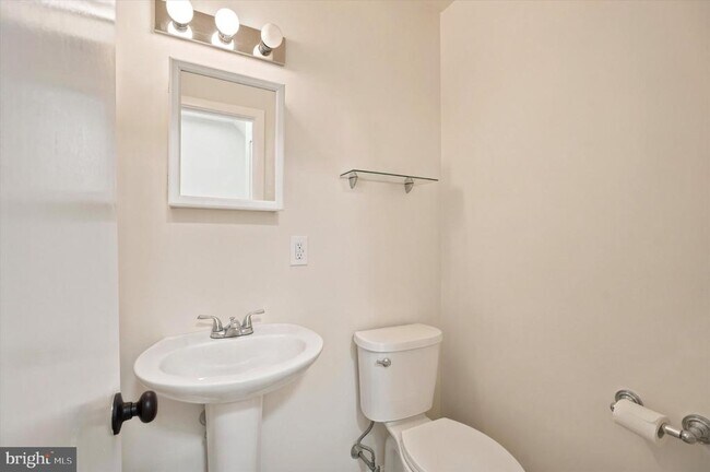 Building Photo - 668 Renz St