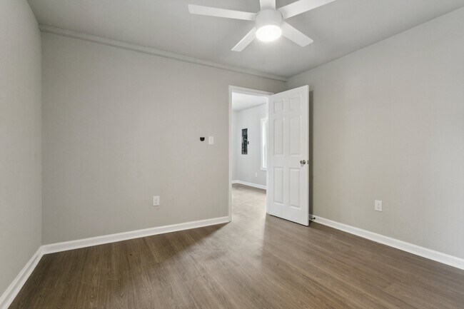 Building Photo - 924 Ivy Ave