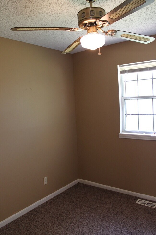 Building Photo - AVAILABLE NOW! Beautiful 3 Bedroom Home in...
