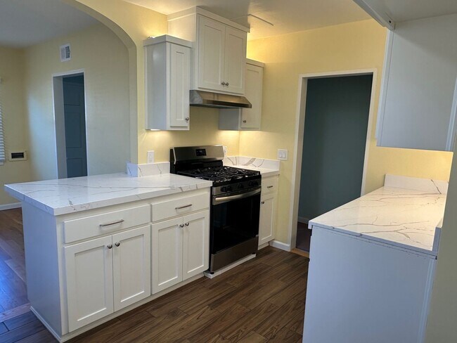 Building Photo - Cute NE 2 Bedroom, 1 Bath Home close to Hancock College