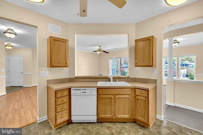 Building Photo - Piney Orchard - Ground Level entry - 2 bed...