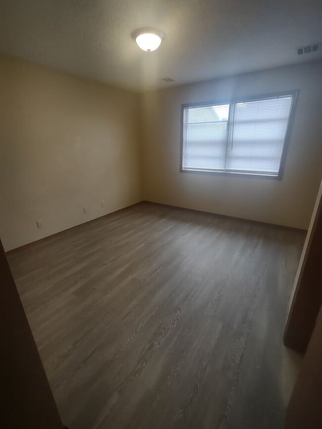 Building Photo - Large One Bedroom