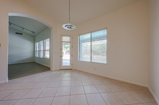 Building Photo - 4536 W Villa Linda Dr