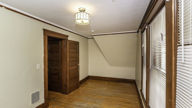 Building Photo - 823 Dewey Ave