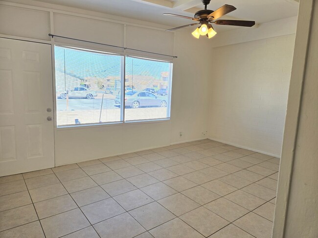 Building Photo - 2 Bed 1 Bath Spacious Apartment