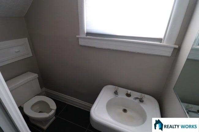 Building Photo - Spacious Two Bed One and a Half Bath