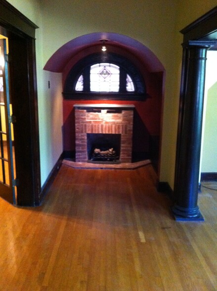 2 gas fireplaces - 6110 Waterman Blvd