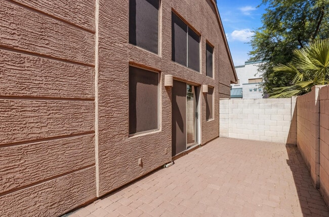 Building Photo - 2027 E University Dr