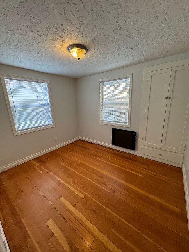 Building Photo - Adorable 3 bed/ 1 bath Home Desirably Loca...
