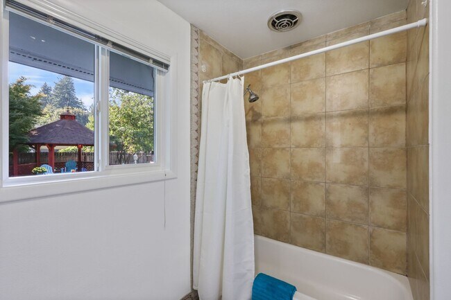 Building Photo - MOVE IN READY NOW! 2-Bedroom Rambler with Detached 900 Sq. Ft. Garage & Studio on Spacious Fenced...