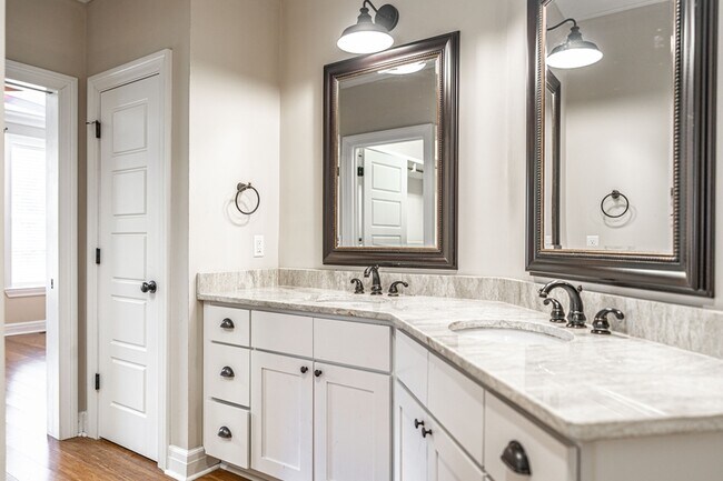 Building Photo - 445 N May St