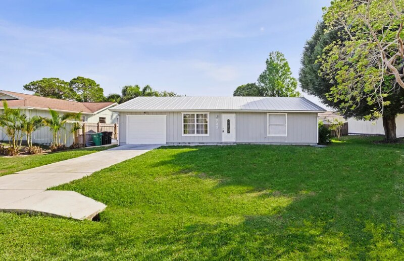 Primary Photo - 733 SE Academy Ln