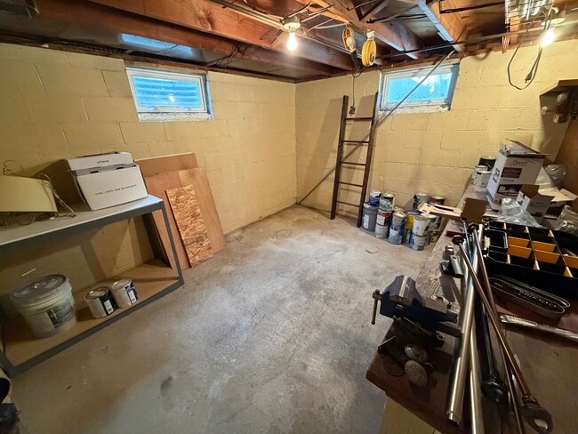 Building Photo - Home For Rent in Central Sioux Falls