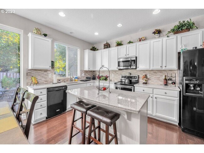 Building Photo - Large Beautiful 4 Bed, 2.5 Bath House!