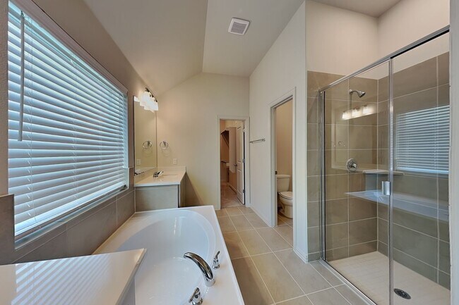 Building Photo - Brand-New Luxury Living in a Prime Fort Worth Location!