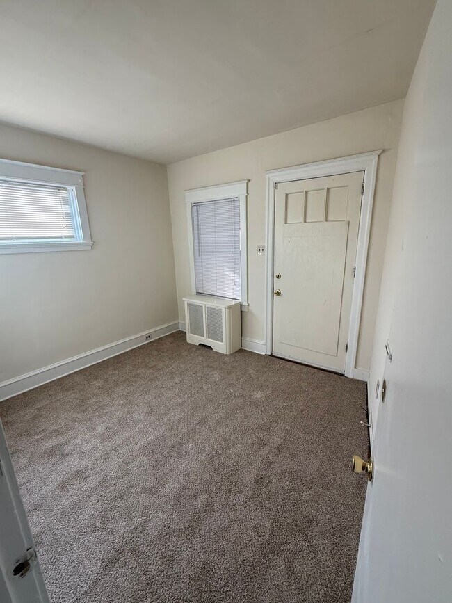 Building Photo - 633 Gilham St