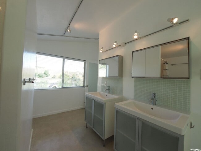 Building Photo - 430 Aspen Dr