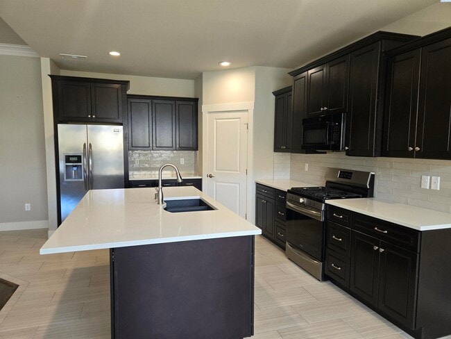 Building Photo - Spacious Rambler in South Richland with La...