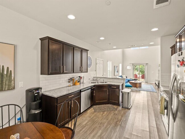Building Photo - 516 E Slaughter Ln