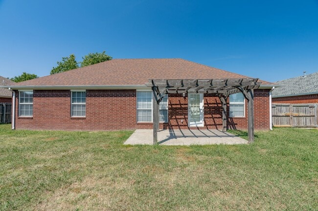 Building Photo - 3 Bedroom 2 Bath Beautiful West Fayetteville home!! Great Location, Great yard!!