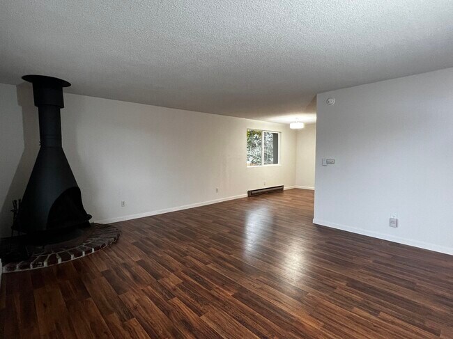 Building Photo - 14525 NE 6th Pl