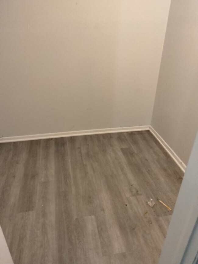 Building Photo - Sneak Preview 516 Dresden ave
