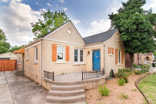 Building Photo - 2 Bed 1 Bath Detached 2 Car Garage in Denn...