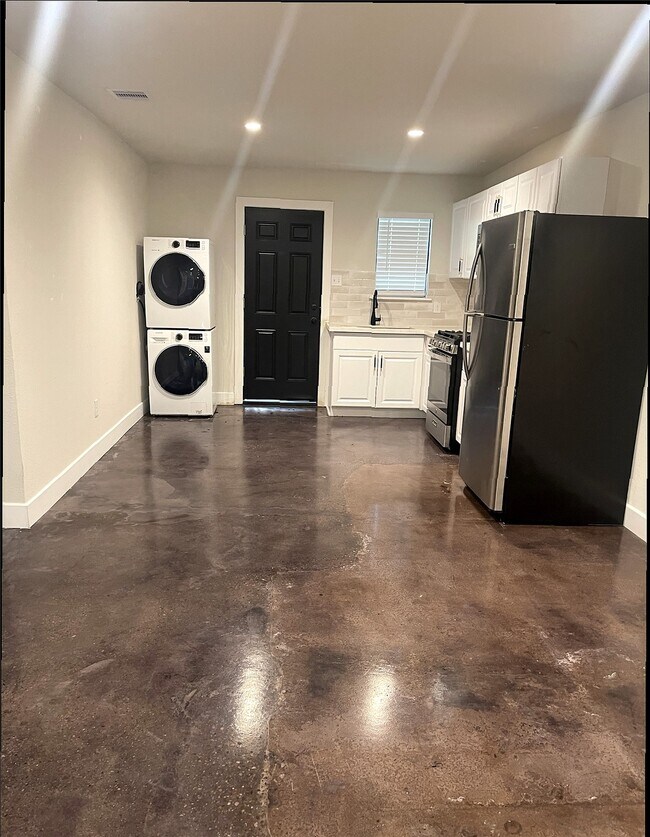 Building Photo - 618 E 40th St