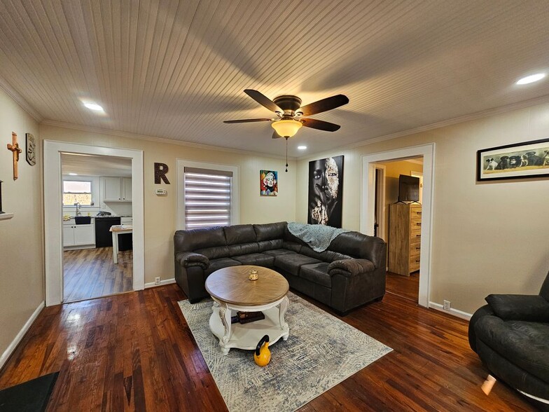 Building Photo - 208 W Main St