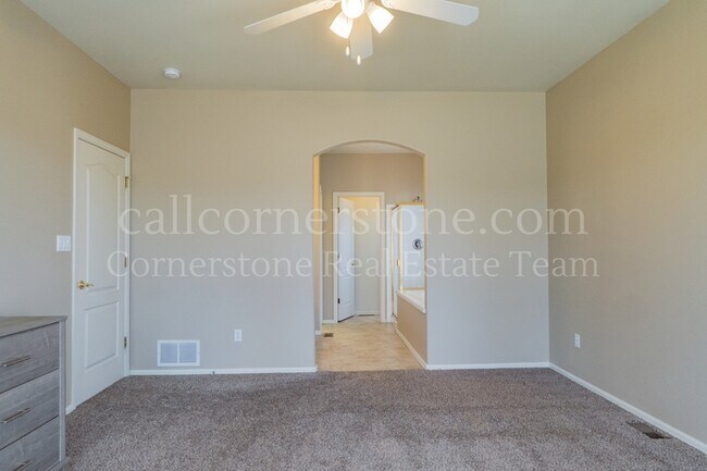 Building Photo - 3305 Hollycrest Dr