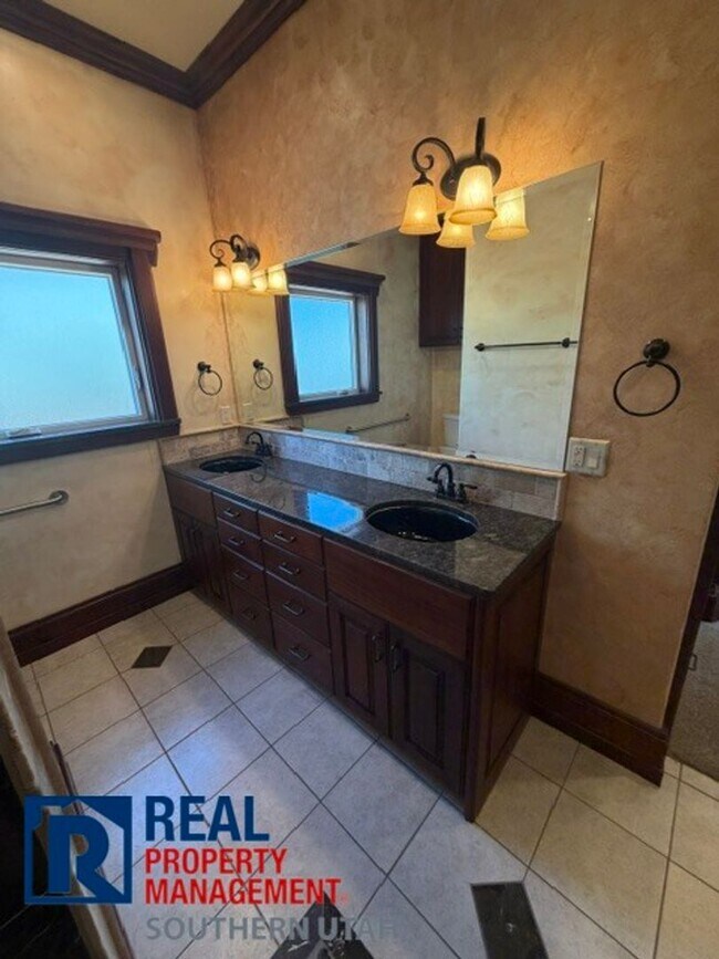 Building Photo - Luxury One-Bedroom Casita