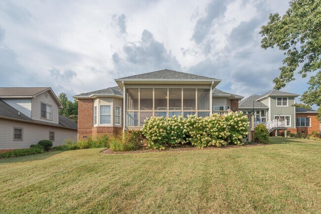 Building Photo - 1833 Waters Edge Dr