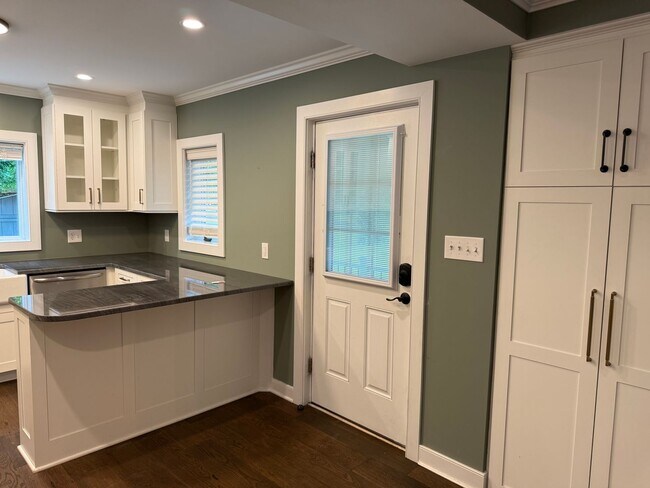 Building Photo - Beautifully updated THREE BEDROOM - Southe...