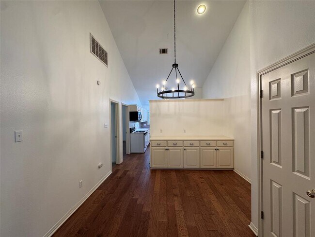 Building Photo - 1811 W 39th St
