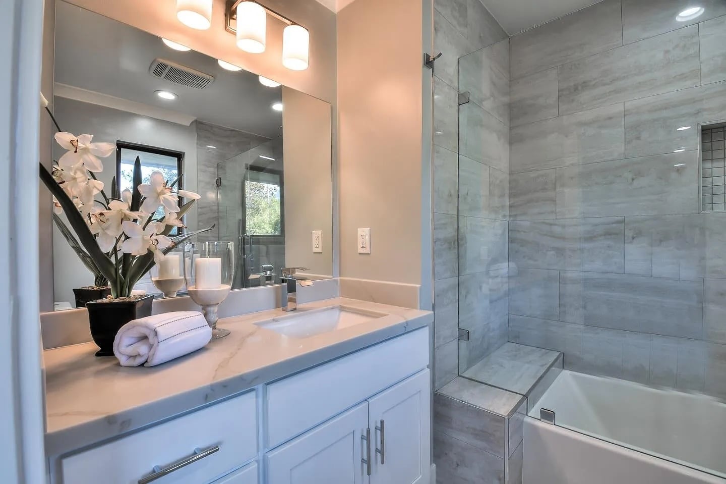 1st Bedroom / Bathroom - 494 Lassen St