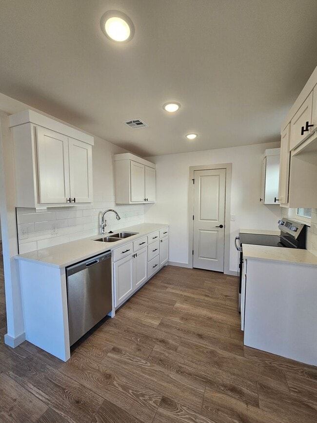 Building Photo - (3) Bed/(2.5) Bath Townhome Avail NOW! New Construction!