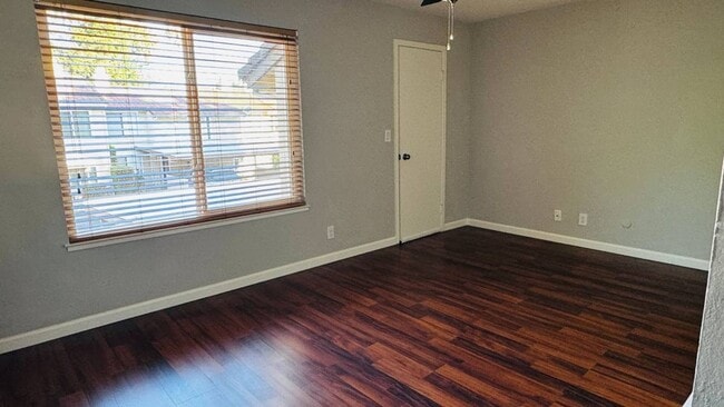 Building Photo - Charming 3BR/1.5BA Townhouse in Pleasanton...