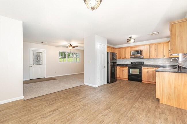 Building Photo - Spacious 3 bedroom Split level