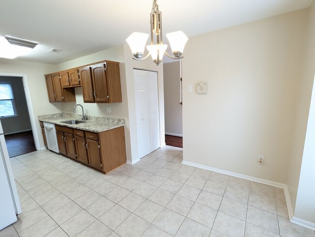 Building Photo - Beautifully maintained townhouse in Freder...
