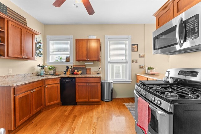 Building Photo - 470 E 6th St