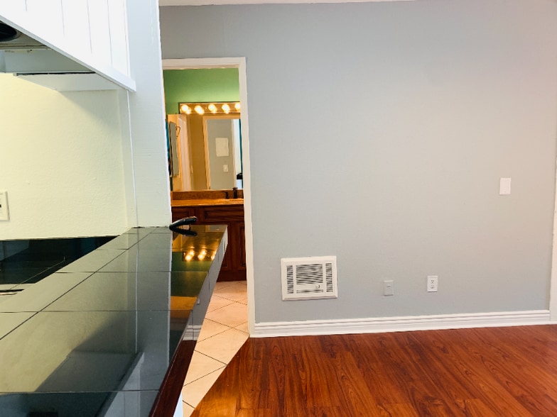 Building Photo - 1040 W MacArthur Blvd