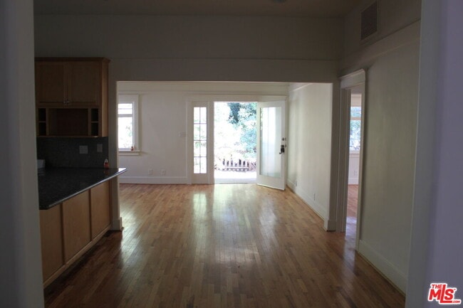 Building Photo - 4209 Sunset Dr